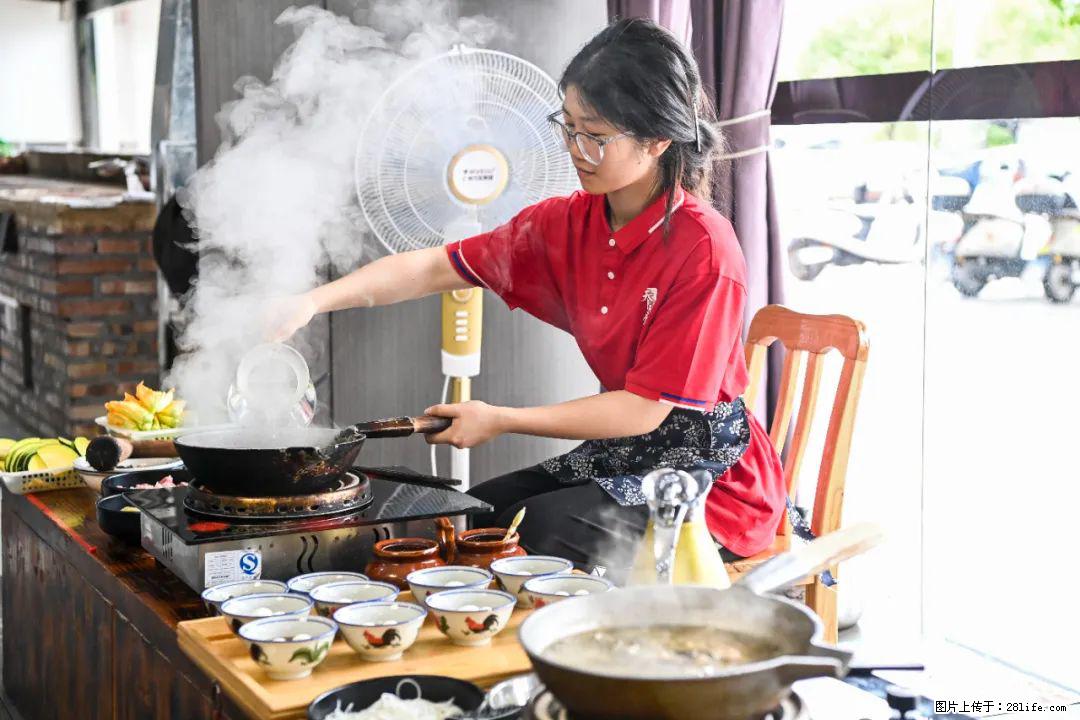 全网追的“扁担女孩”，找了一份暑假工，时薪12元 - 承德生活资讯 - 承德28生活网 chengde.28life.net